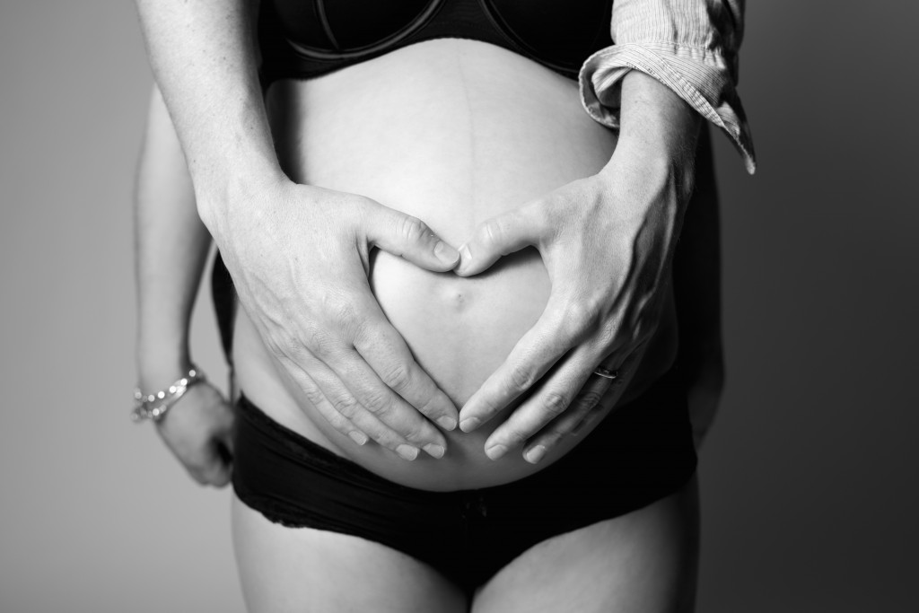 Schwangerschaft Fotoshooting, Herz, Hand, schwarz/weiss, Fotograf